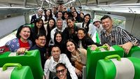 Wush.... 10 Momen Para Artis Jajal Kereta Cepat Jakarta-Bandung Bareng Jokowi