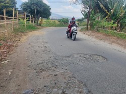 Jalan Alternatif Cileunyi-Gedebage Rusak Parah