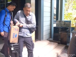 KPK Geledah Kantor Dinas Perumahan Rakyat Lamongan