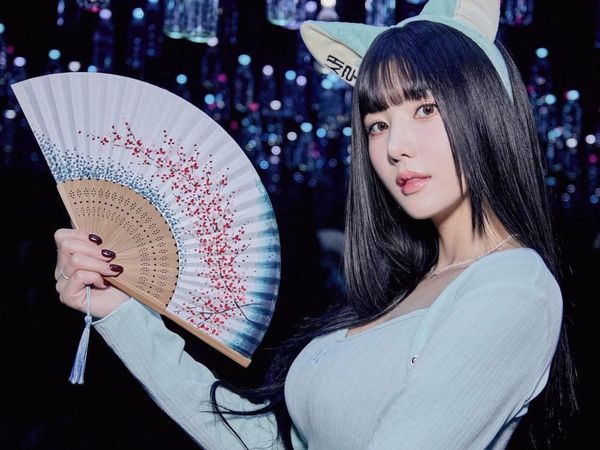 7 Gaya Seksi Kwon Eunbi Cosplay Jadi Gumiho di Acara Saero Soju