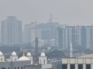 Siang Ini Langit Biru Jakarta Sirna, Balik Lagi Jadi Kelabu Siang Ini Langit Biru Jakarta Sirna, Balik Lagi Jadi Kelabu