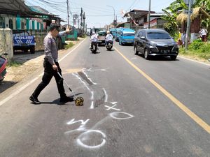 Pemotor Wanita di Bogor Tewas Tertabrak Truk Usai Gagal Salip Angkot