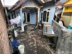 Dini Hari Mengerikan, Anak Sabetkan Golok ke Ayah Kandung di Sukabumi