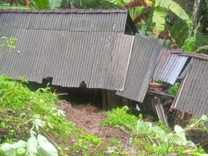 Dapur Milik Lansia di Karangasem Hancur Tertimbun Longsor