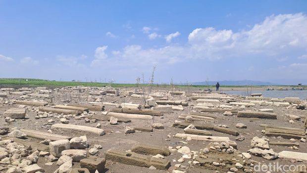 Makam bermunculan di Waduk Gajah Mungkur, Wonogiri. Foto diunggah Senin (11/9/2023).