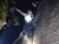 Maling Motor di Lampung Timur Panjat Rumah saat Dikepung Warga