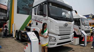 Melihat Deretan Truk yang Tampil di Pameran Alat Pertambangan