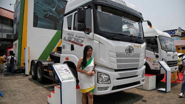 Melihat Deretan Truk yang Tampil di Pameran Alat Pertambangan