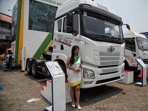 Melihat Deretan Truk yang Tampil di Pameran Alat Pertambangan Melihat Deretan Truk yang Tampil di Pameran Alat Pertambangan