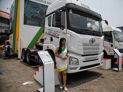 Melihat Deretan Truk yang Tampil di Pameran Alat Pertambangan