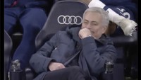 Gol bunuh diri belakangan melekat di Maguire, bikin meme Jose Mourinho menahan tawa pun muncul. Foto: dok. Internet/X (Twitter)