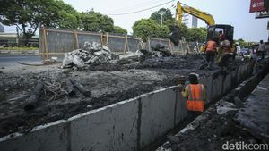 Menanti Rampungnya Proyek Saluran Air dan Trotoar di Matraman