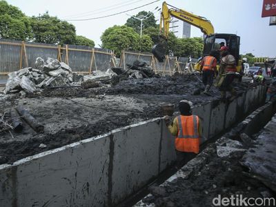 Menanti Rampungnya Proyek Saluran Air dan Trotoar di Matraman