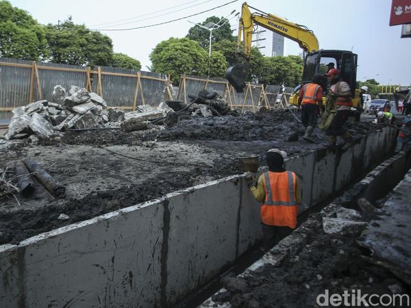 Menanti Rampungnya Proyek Saluran Air dan Trotoar di Matraman