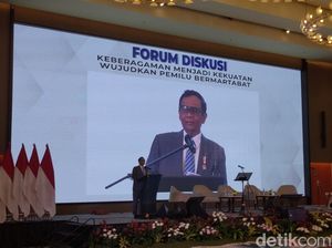 Hasto: Mahfud Md Bacawapres yang Lurus Tegak