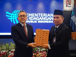 Pesan Zulhas Usai Lantik Dirjen PKTN: Beri Perlindungan pada Konsumen