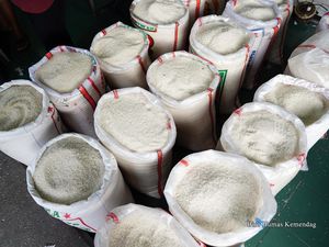 Harga Beras Terus Naik, Penjual Nasi Uduk Menjerit!