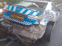 Penampakan Mobil Patroli Polda Metro Ringsek Ditabrak Truk di Tol JORR