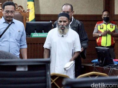 Momen Lukas Enembe Jalani Sidang Tuntutan