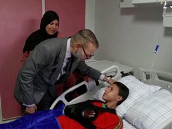 Momen Raja Maroko Kunjungi Para Korban Gempa, Ikut Donor Darah