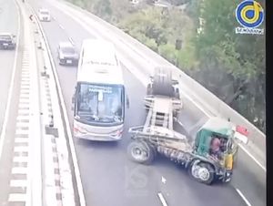 Detik-detik Besi Gulung Jatuh dari Truk Gagal Menanjak di Tol Tembalang