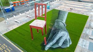 Mural Tangan Raksasa Perbaiki Broker Chair Hiasi Markas Besar PBB