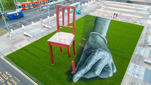 Mural Tangan Raksasa Perbaiki Broker Chair Hiasi Markas Besar PBB