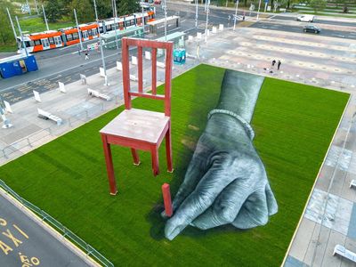 Mural Tangan Raksasa Perbaiki Broker Chair Hiasi Markas Besar PBB