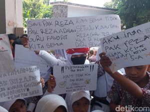 Terisak, Ortu-Murid Tolak Pemecatan Guru SD Bogor Terkait Pelaporan Pungli