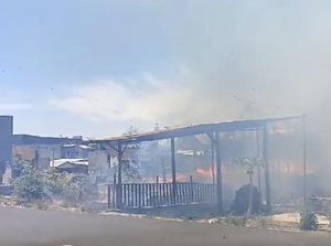 3 Rumah di Parepare Terbakar, 9 Mobil Damkar Dikerahkan 3 Rumah di Parepare Terbakar, 9 Mobil Damkar Dikerahkan