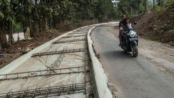 Akses Jalan Menuju Kawasan Wisata Badui Diperbaiki