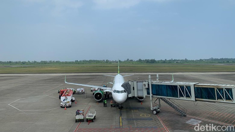 Bandara Minangkabau Diselimuti Kabut Asap, Jarak Pandang Pilot Menurun