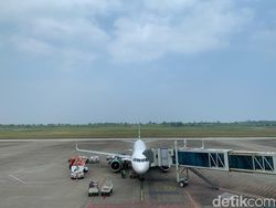 Bandara Minangkabau Diselimuti Kabut Asap, Jarak Pandang Pilot Menurun