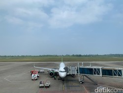 Bandara Minangkabau Diselimuti Kabut Asap, Jarak Pandang Pilot Menurun