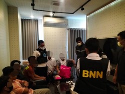 10 Orang Positif Digerebek Pesta Narkoba Twin Tower Dibawa ke BNN Surabaya