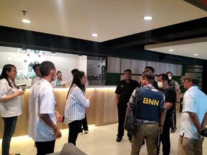 Satpol PP Surabaya Periksa Izin Karaoke di Twin Tower Tempat Pesta Narkoba Satpol PP Surabaya Periksa Izin Karaoke di Twin Tower Tempat Pesta Narkoba