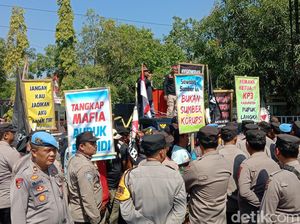 Petani di Indramayu Geruduk Kantor Bupati, Ada Apa?