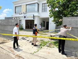 Polisi Sita Barang Bukti dari Kantor LABHI Bali yang Disegel Preman