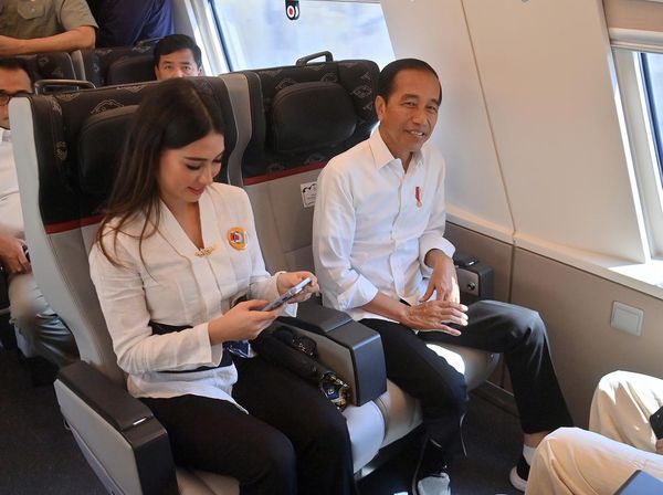 Potret Jokowi Jajal Kereta Cepat Jakarta-Bandung Bareng Artis