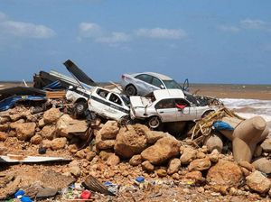 Potret Mobil Jungkir Balik Diterjang Banjir di Libya Potret Mobil Jungkir Balik Diterjang Banjir di Libya
