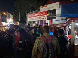 Gaya Sok Keras Tantan Kebal Golok tapi Keok Digebuk Warga Garut Gaya Sok Keras Tantan Kebal Golok tapi Keok Digebuk Warga Garut