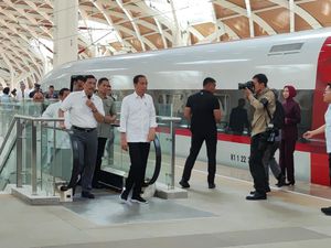 Jokowi Ajak Raffi Ahmad-Yuni Shara Jajal Kereta Cepat Jakarta-Bandung
