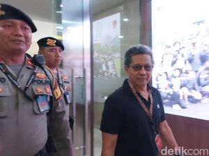 Rocky Gerung Kembali Diperiksa Bareskrim, Kini Bawa Bukti Sekardus Rocky Gerung Kembali Diperiksa Bareskrim, Kini Bawa Bukti Sekardus