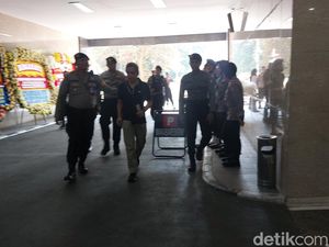 Dikawal Ketat, Rocky Gerung Hadiri Pemeriksaan Lanjutan Bareskrim