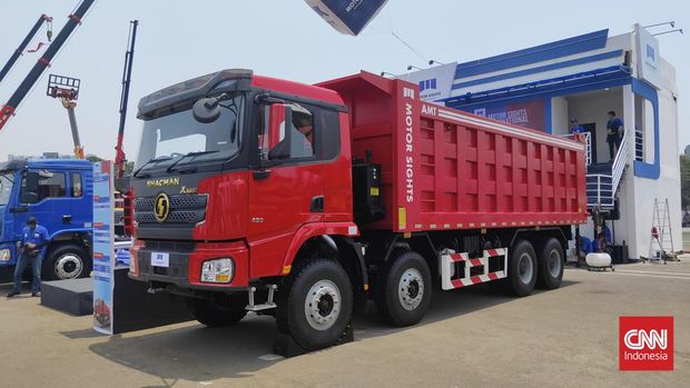 Truk heavy duty Sachman berwarna merah diklaim Motor Sights International mewakili 80 persen semua truk yang beredar di tambang nikel Morowali dan Halmahera.