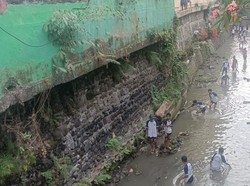 Aksi Bocah-bocah SMP Bersihkan Sungai Antisipasi Banjir di Denpasar