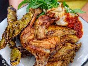 5 Tempat Makan Ayam Goreng yang Eksis Puluhan Tahun di Jakarta 5 Tempat Makan Ayam Goreng yang Eksis Puluhan Tahun di Jakarta