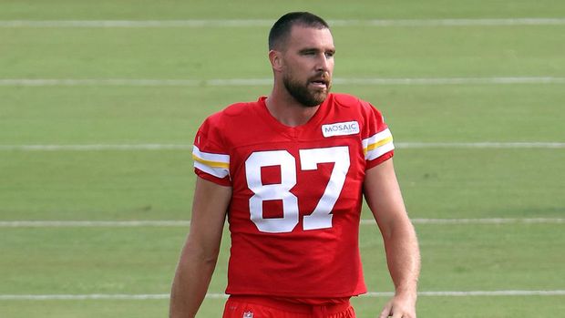 ST JOSEPH, MISSOURI - JULY 25: Tight end Travis Kelce #87 of the Kansas City Chiefs walks onto the field during Kansas City Chiefs Training Camp on July 25, 2023 in St Joseph, Missouri.   Jamie Squire/Getty Images/AFP (Photo by JAMIE SQUIRE / GETTY IMAGES NORTH AMERICA / Getty Images via AFP)