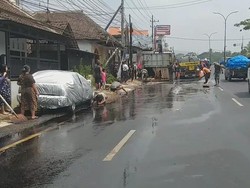 Kronologi Truk Muat Tetes Tebu Mundur Tabrak Mobil dan Rumah di Pasuruan