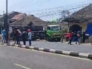 Truk Muat Tetes Tebu Mogok Lalu Jalan Mundur Tabrak Rumah-Mobil di Pasuruan